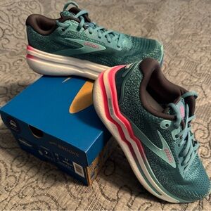 Like new-Brooks Ghost Max 2 Ladies Sz 7, storm blue, knockout pink, aqua $80.